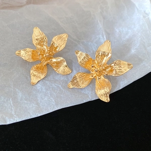 Elegante goldene Blumenstecker aus Metall mit strukturierten Blüten und Vintage-Design