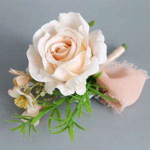 Boutonnière rose champagne élégante avec feuilles et ruban pour costume de mariage