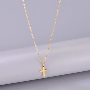Collier avec pendentif croix en acier inoxydable plaqué or 18 carats sur présentoir