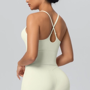 Détail du haut de yoga dos croisé et legging taille haute en tissu nylon mat