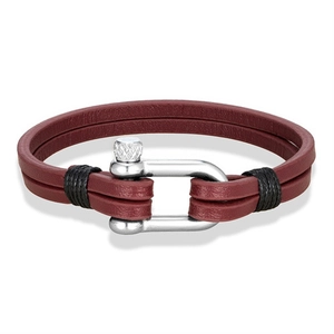 Dettaglio del bracciale in pelle intrecciata rossa a doppio strato con chiusura a U argento