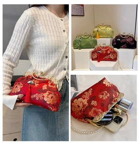 Détail du sac brodé vintage avec bandoulière perle, pompons et capacité intérieure