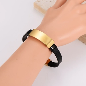Bracciale da uomo minimalista in pelle nera con piastra in acciaio inossidabile dorato