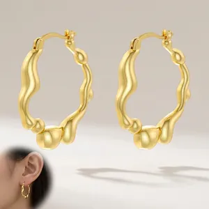 Orecchini a onde irregolari in ottone dorato con effetto metallo liquido moderno