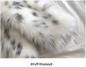 Détail du poignet en fausse fourrure pelucheuse avec motif léopard lynx blanc et gris