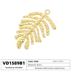 Vue détaillée d'un pendentif feuille en laiton doré avec texture martelée et anneau