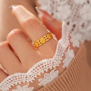 Bague ouverte vintage plaquée or avec motif fleuri évidé et goutte d'eau en zircone