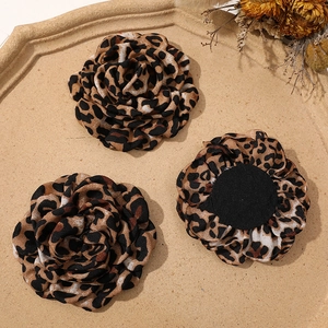 Detailansicht von 3 Kamelienblüten aus Stoff mit Leopardenmuster für DIY-Haarschmuck-Zubehör