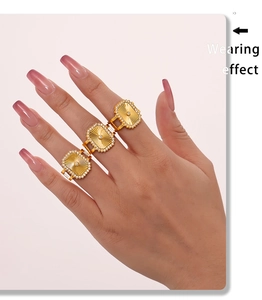 Détail d'une bague dorée réglable avec texture soleil et micro-pavé de zircons étincelants