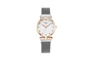 Détail d'une montre à quartz or rose avec cadran soleil et bracelet milanais magnétique