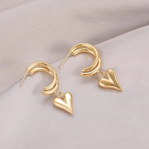 Orecchini a cerchio vintage a forma di C dorati con ciondoli a cuore 3D per donna
