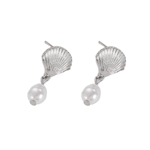 Detalle de pendientes de concha plateada con colgante de perla blanca sobre fondo blanco