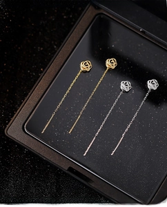 Dettaglio di orecchini a catenella con rosa in argento S999 oro e argento