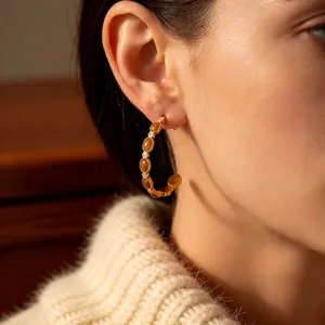 Élégantes créoles en forme de C plaquées or 18 carats avec pierres brunes et diamants