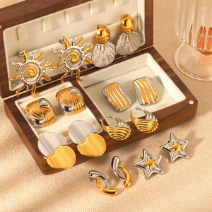 Set di orecchini bicolore in acciaio inossidabile con motivi a stella e sole e texture