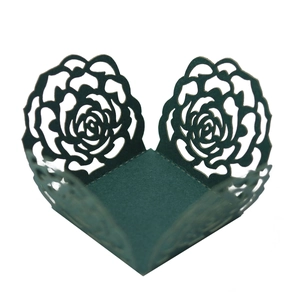 Caissette à cupcakes cœur découpée au laser vert foncé avec dentelle de roses