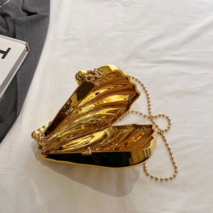 Elegante pochette dorata a forma di conchiglia con tracolla a perline su tessuto