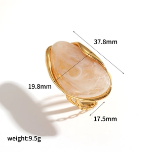 Detailed size map of gold resin ring with 37.8mm amber stone and 9.5g weight specs