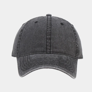 Gros plan détaillé d'une casquette en denim gris foncé montrant la texture et les coutures