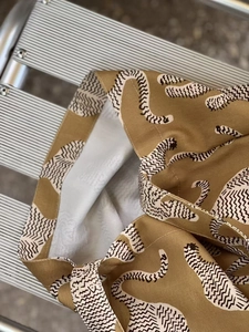 Vue détaillée du tissu en coton sergé épais à motif léopard sur un sac fourre-tout jaune
