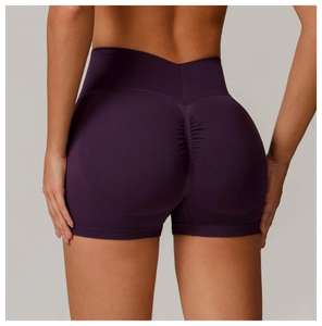 Vue arrière du short de yoga violet à taille haute avec effet froncé et coupe en V