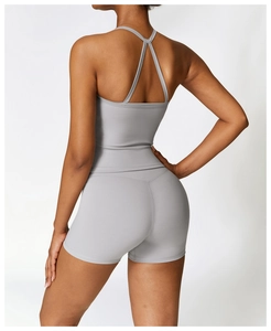 Détail de l'ensemble de yoga gris avec brassière à dos croisé et short taille haute