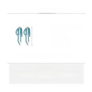 Dettaglio orecchini in cristallo blu con fiocco, nappa e perle finte, misura 6,5 cm
