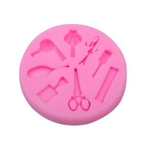 Stampo in silicone rosa con strumenti per parrucchieri come phon, pettine e profumo