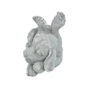 Détail d'une statue de chien ailé endormi en pierre grise pour décoration de jardin