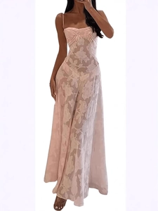 Robe maxi élégante en dentelle rose avec décolleté bustier et fines bretelles