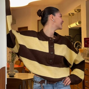 Damen Strickpullover mit braun-gelben Streifen, Henley-Ausschnitt und lockerer Passform