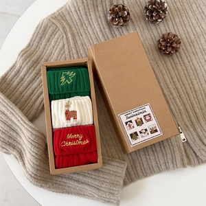 Coffret cadeau chaussettes de Noël en coton avec broderies festives et boîte kraft chic