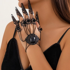 Dettaglio del bracciale ad anello gotico in pizzo nero con gemma e catene per le dita