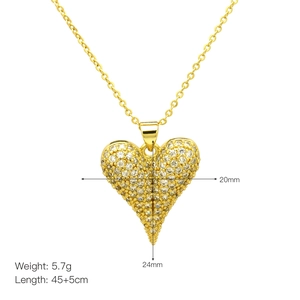 Detail of gold-plated heart pendant with dimensions 20x24mm and weight 5.7g