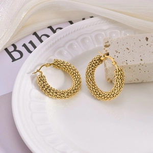 Ohrringe aus 18K vergoldetem Edelstahl mit Schuppenmuster im eleganten Vintage-Stil