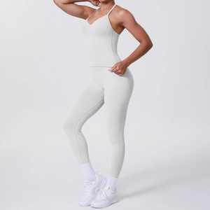 Details von hellgrauem Yoga-Set mit V-Ausschnitt Top und High-Waist Fitness-Leggings