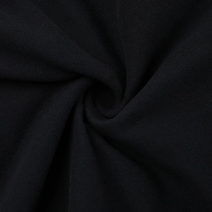 Gros plan sur la texture du tissu noir montrant le drapé élégant et la qualité du textile