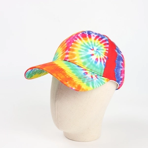 Vue latérale d'une casquette de baseball tie-dye aux couleurs vives avec motif en spirale