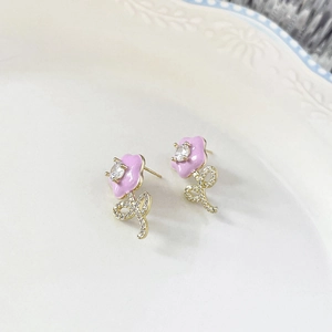 Boucles d'oreilles fleurs roses en émail avec nœud doré et zircones sur plateau céramique