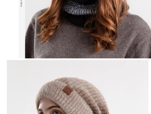 Detail von Winter-Strickmütze und Schal-Set mit dicker Textur und braunem Lederaufnäher