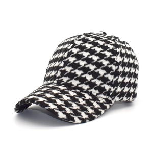 Vue détaillée du tissu en laine à motif pied-de-poule noir et blanc sur une casquette