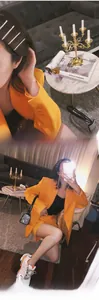 Détail d'un ensemble tailleur orange vif avec un sac à main scintillant en strass