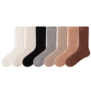 Chaussettes épaisses en polaire corail pour femmes en sept tons neutres sur blanc