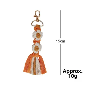 Détail d'un porte-clés bohème tissé à la main avec fleur, pompon et dimensions
