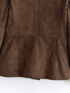 Gros plan sur la texture en daim vert olive et les coutures d'un blazer décontracté