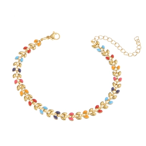 Bracelet en acier doré avec breloques feuilles en émail coloré et fermoir mousqueton