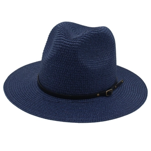 Dettaglio di cappello Panama blu scuro in paglia con cinturino in pelle e fibbia d'oro