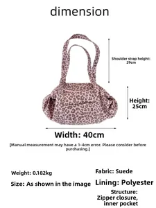 Dettaglio delle dimensioni e della struttura della cerniera della borsa tote leopardata in pelle scamosciata