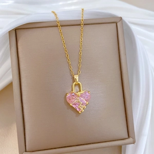 Collier élégant en acier titane doré avec pendentif cœur rose et breloque lettre A dorée