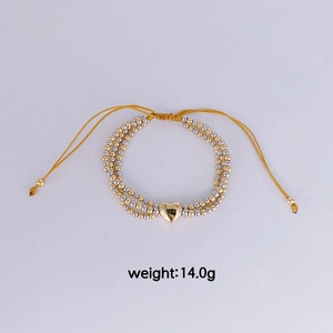 Détail gros plan du bracelet à trois rangs de perles avec breloque cœur pesant 14.0g